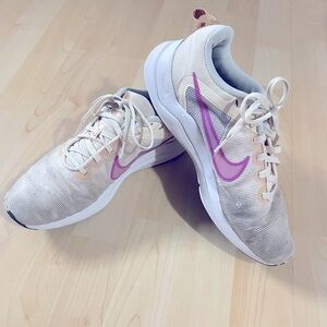 Nike DownShift Cream with purple swoosh womens 7.5